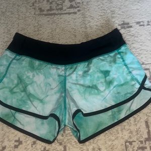 Lululemon low rise 2.5" tye dyed shorts size 6